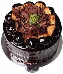 4 ile 6 kişilik Profiterollü Yaş pasta
